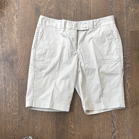 Vineyard Vines Women's Cream Shorts - Picture 1 of 2